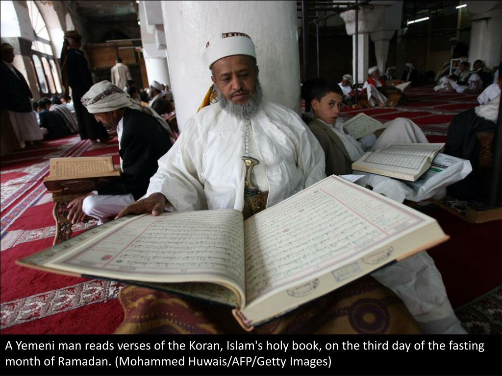 Можно ли глотать во время рамадана. Коран. Коран шариат. Мусульманские книги.